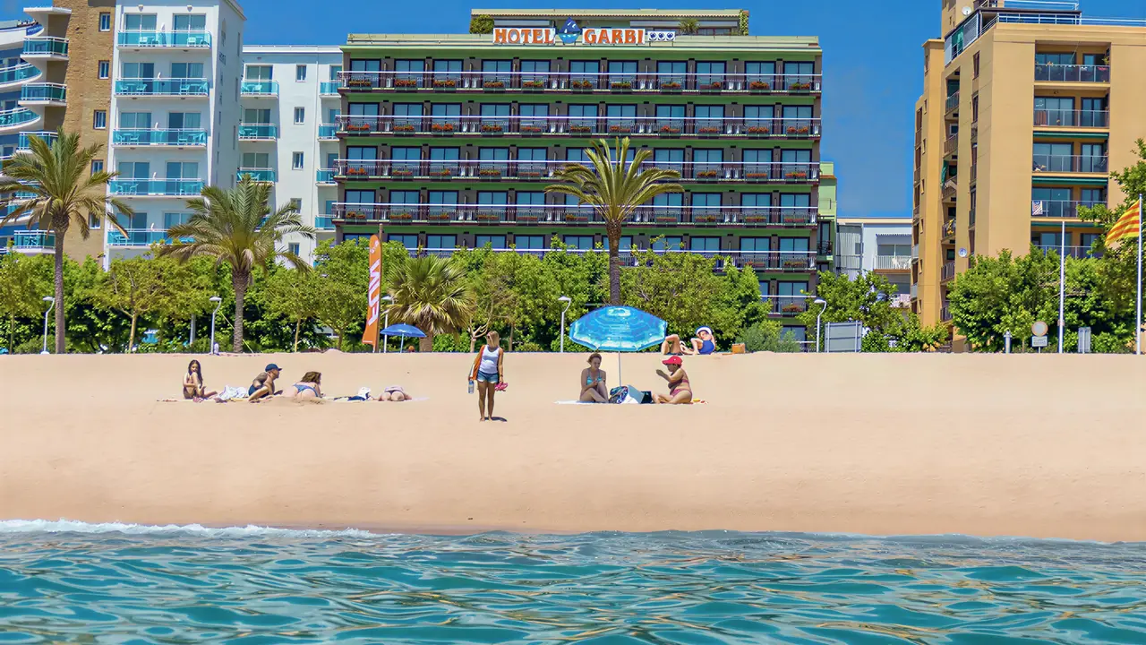 Widok na budynki Checkin Garbi oraz plażę