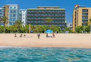 Widok na budynki Checkin Garbi oraz plażę