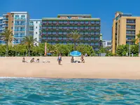 Widok na budynki Checkin Garbi oraz plażę