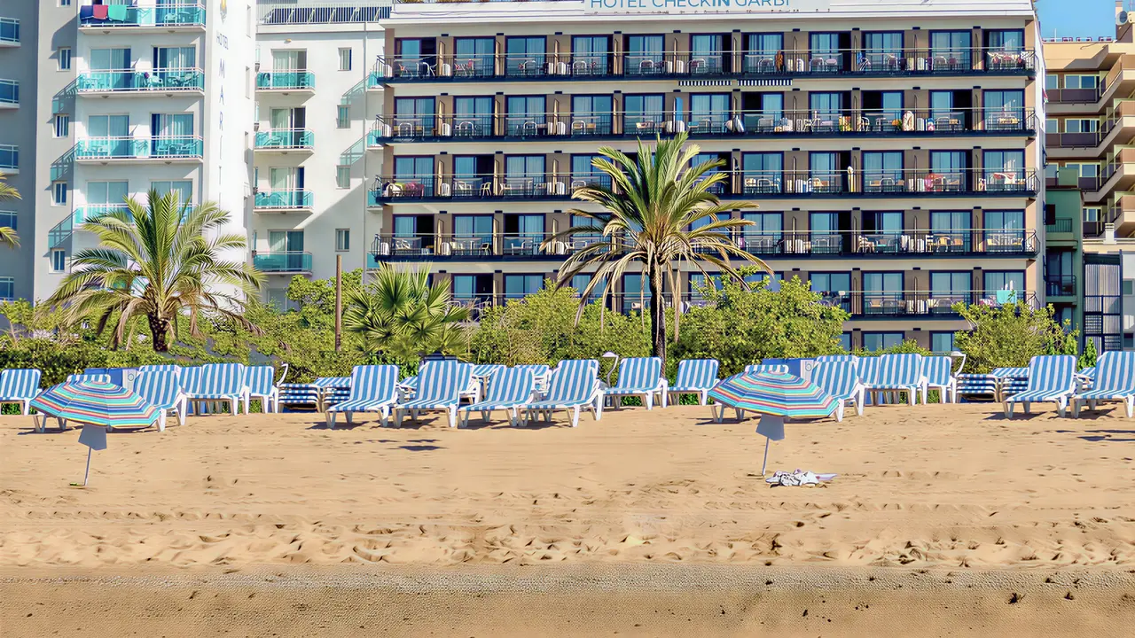 Plaża z leżakami przed hotelem Checkin Garbi