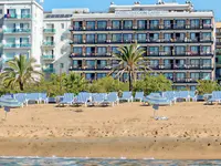 Plaża z leżakami przed hotelem Checkin Garbi