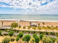 Widok na plażę i morze w Checkin Garbi