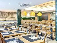 Restauracja w Checkin Garbi z ustawionymi stolikami