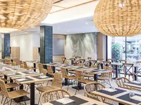 Restauracja w Checkin Garbi z ustawionymi stolikami