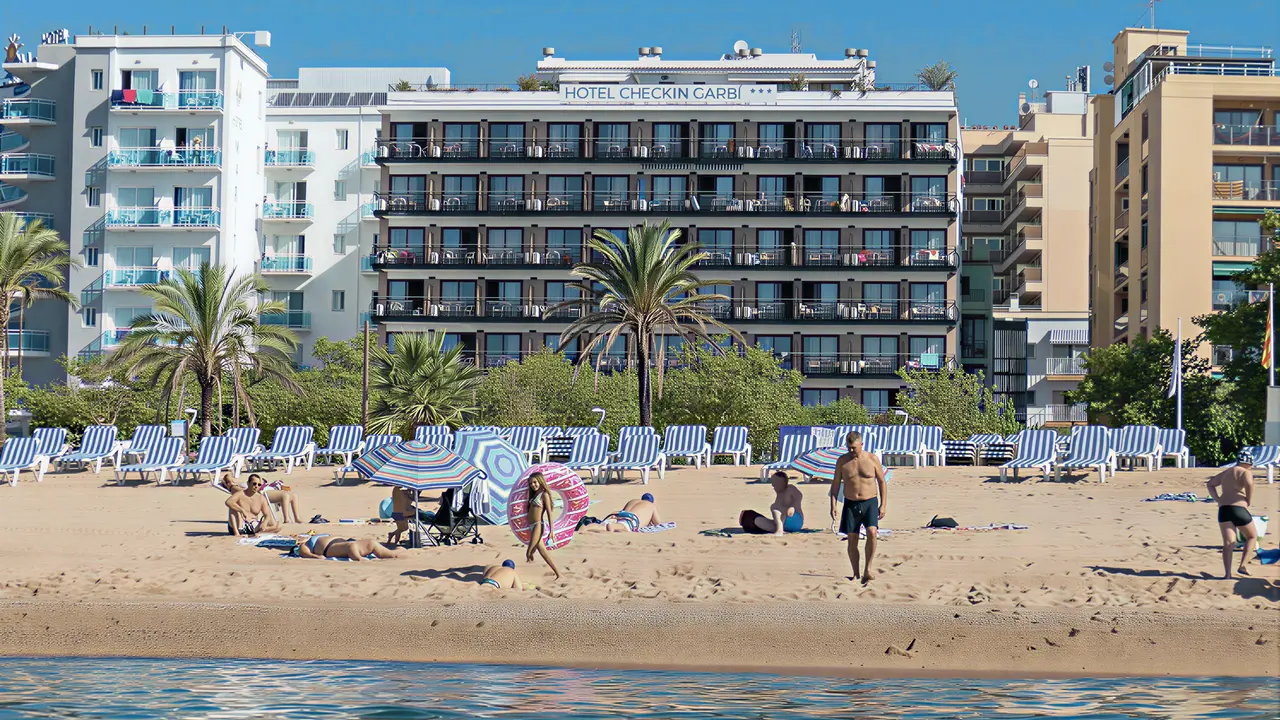 Plaża z leżakami przed hotelem Checkin Garbi