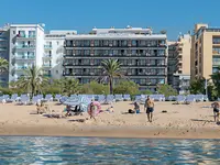 Plaża z leżakami przed hotelem Checkin Garbi