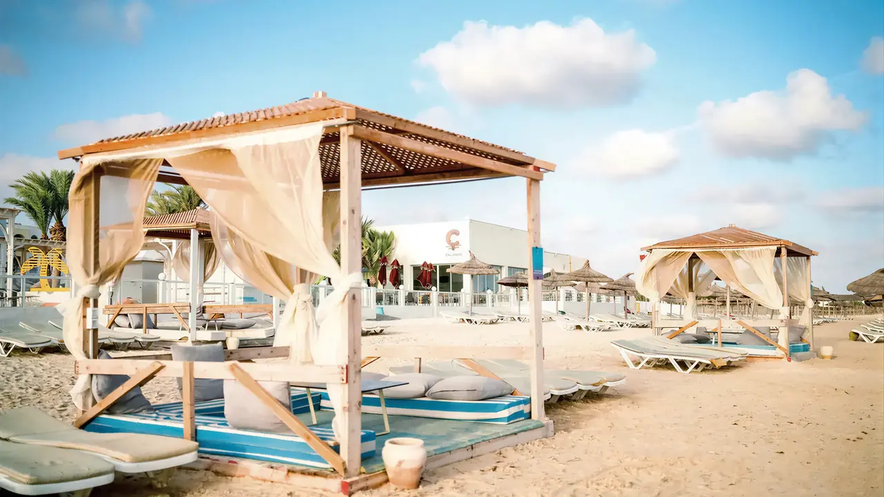 Leżaki i pawilony na plaży w Club Calimera Yati Beach