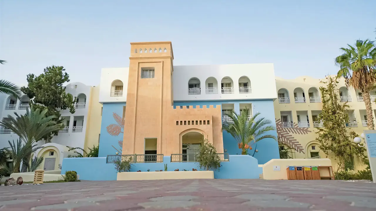 Elewacja budynku hotelu Club Calimera Yati Beach