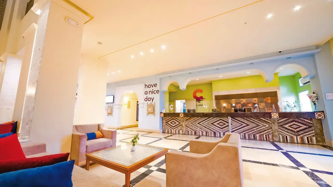 Wnętrze lobby z recepcją w Club Calimera Yati Beach