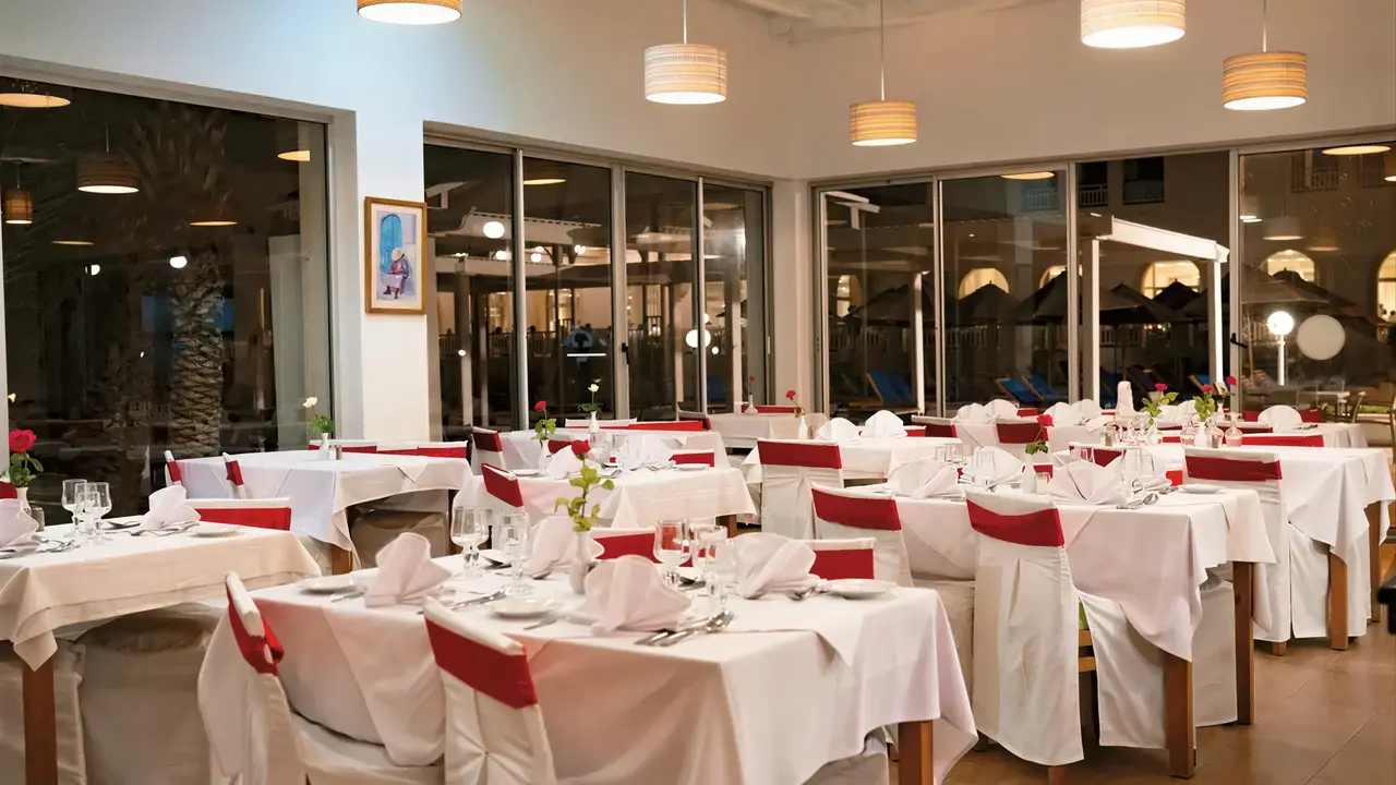 Elegancka restauracja w Club Calimera Yati Beach z nakrytym stołem
