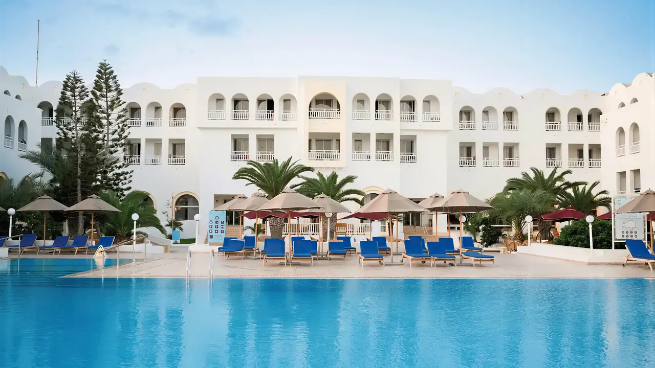 Basen z leżakami w Club Calimera Yati Beach