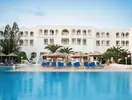 Basen z leżakami w Club Calimera Yati Beach