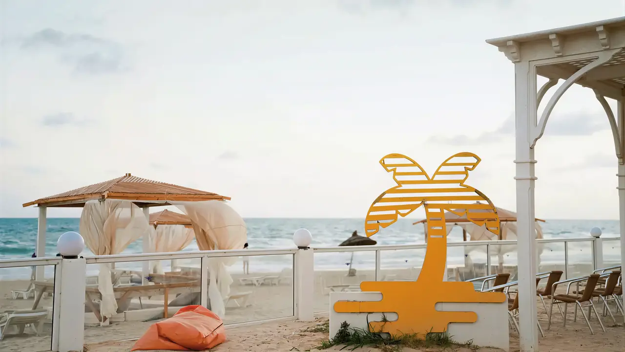 Plaża z altanami w Club Calimera Yati Beach