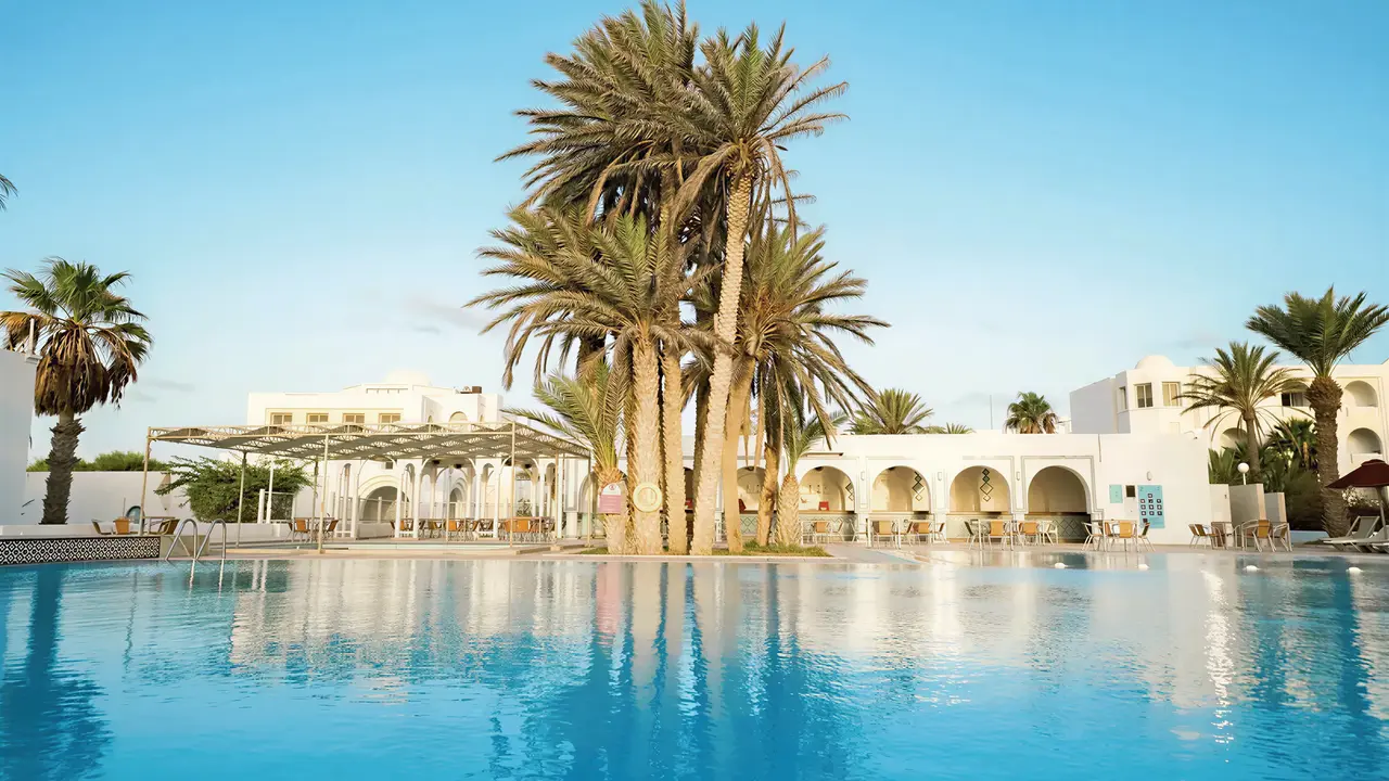 Basen w hotelu Club Calimera Yati Beach z palmami