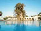 Basen w hotelu Club Calimera Yati Beach z palmami