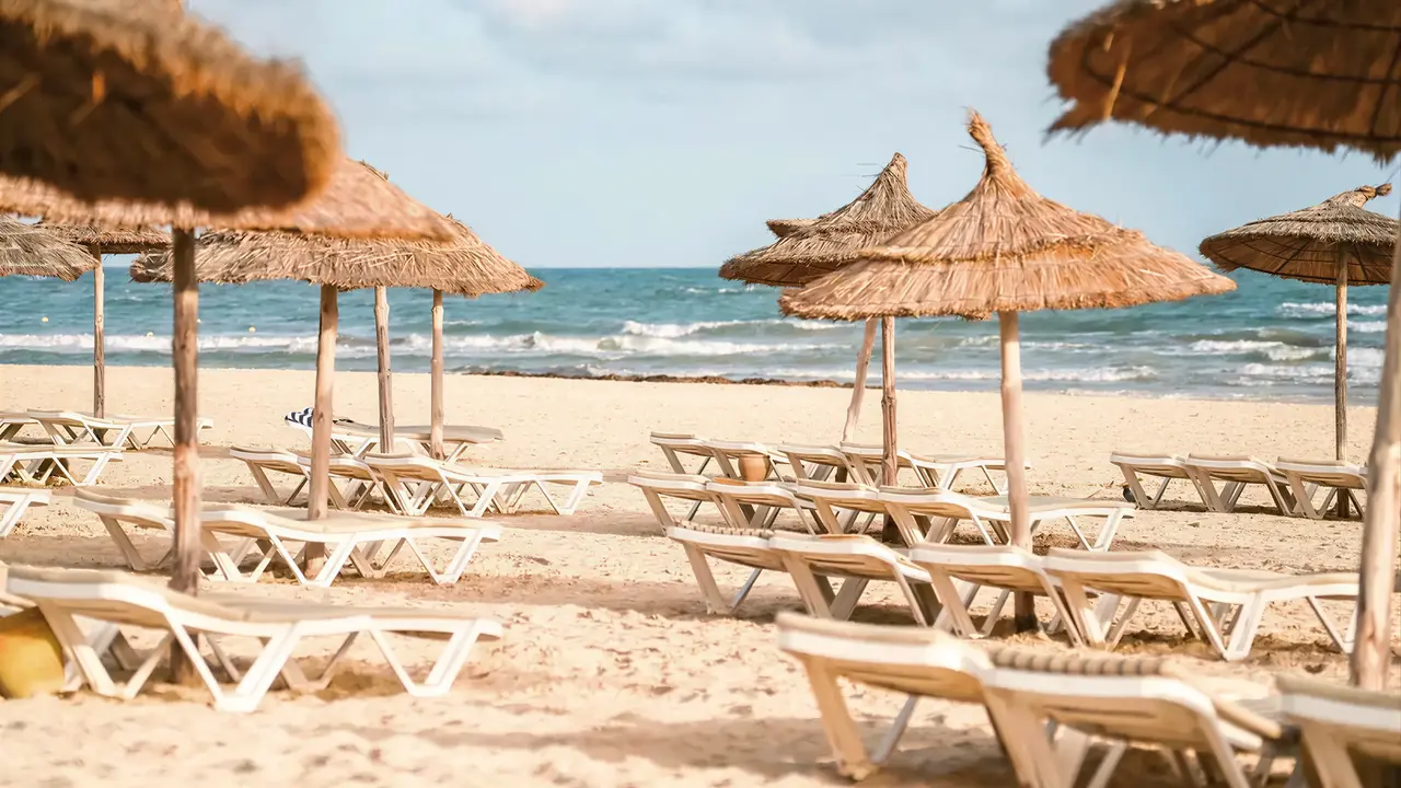 Leżaki i parasole na plaży w Club Calimera Yati Beach
