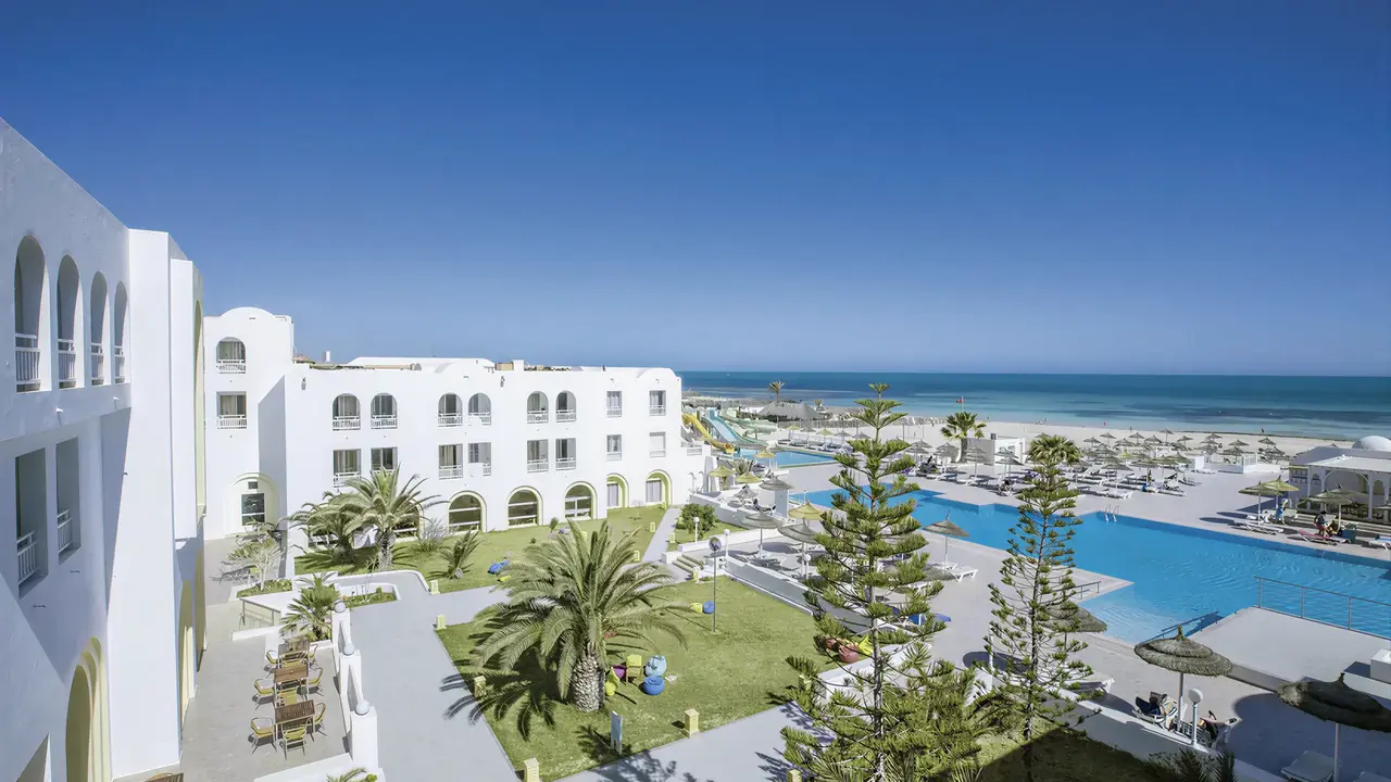 Widok na kompleks i basen w Club Calimera Yati Beach