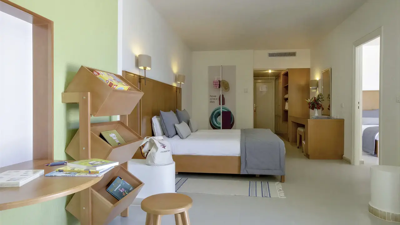 Jasny pokój z łóżkiem w Club Calimera Yati Beach