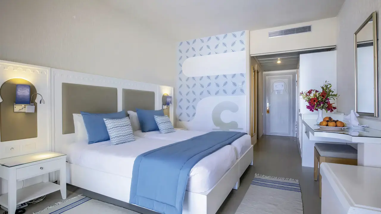 Nowoczesny pokój z łóżkiem w Club Calimera Yati Beach