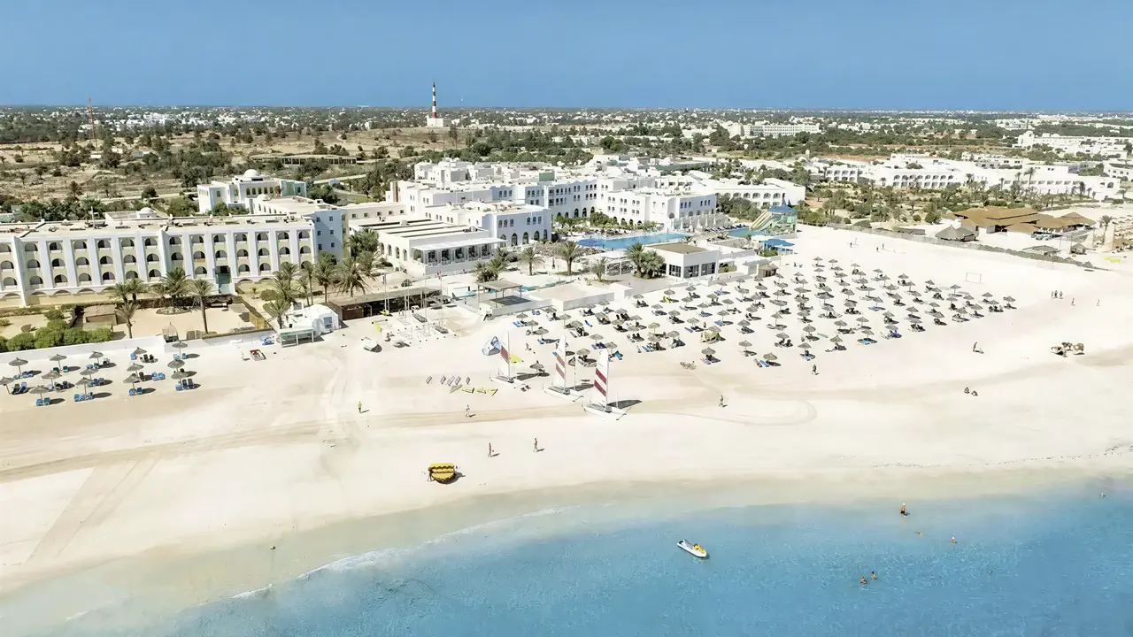 Widok na kompleks Club Calimera Yati Beach i piaszczystą plażę