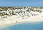 Widok na kompleks Club Calimera Yati Beach i piaszczystą plażę
