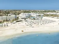Widok na kompleks Club Calimera Yati Beach i piaszczystą plażę