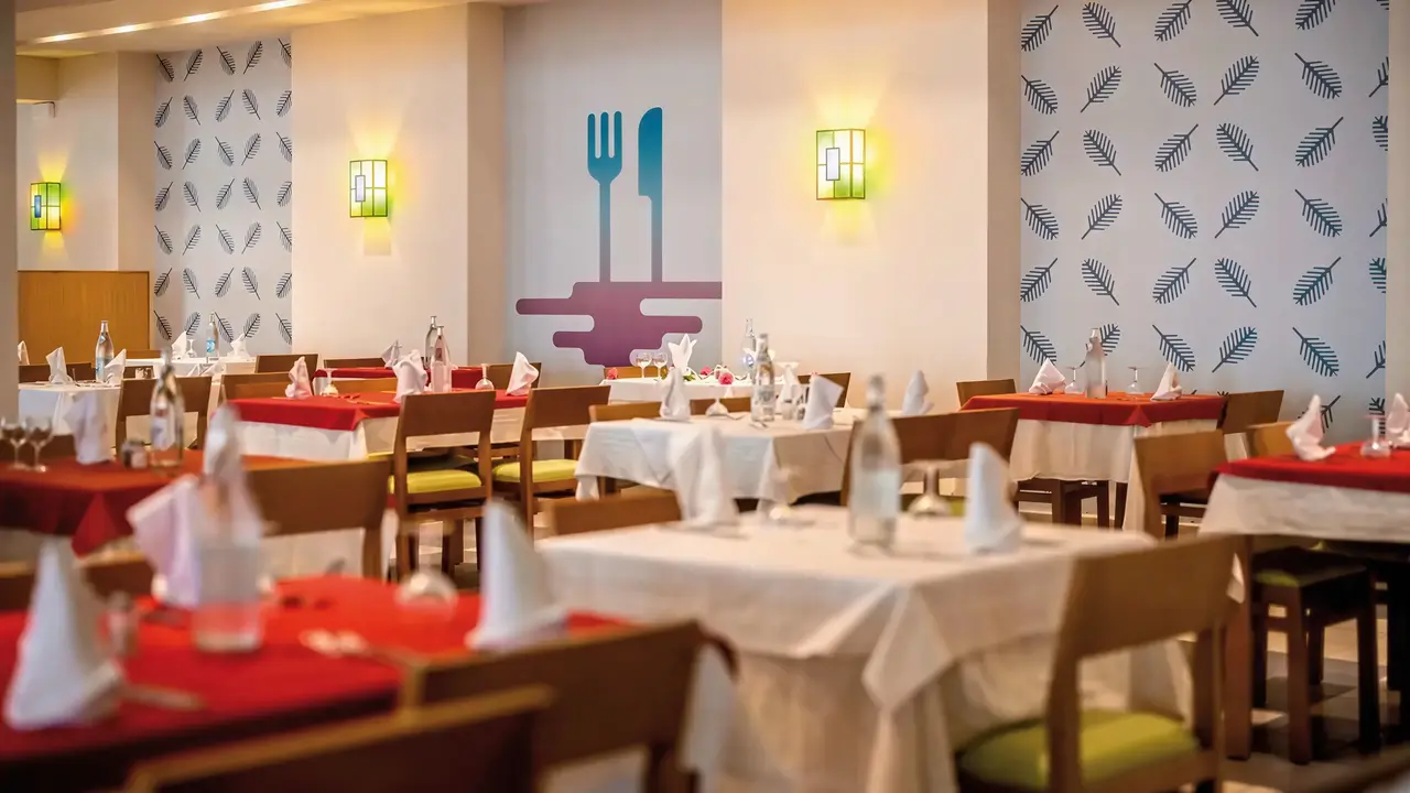 Restauracja w Club Calimera Yati Beach z nakrytymi stołami
