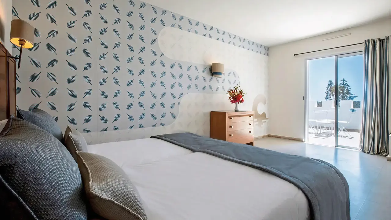 Nowoczesna sypialnia w hotelu Club Calimera Yati Beach