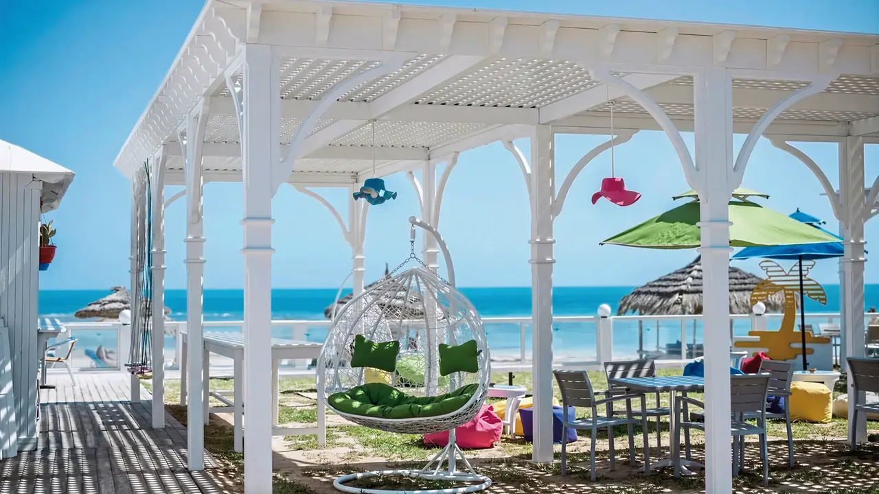 Biały pawilon wypoczynkowy nad morzem w Club Calimera Yati Beach