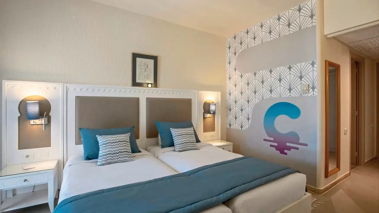 Nowoczesny pokój z łóżkami w Club Calimera Yati Beach