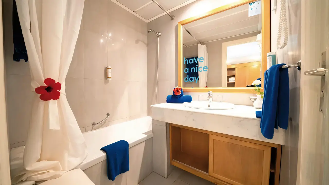 Łazienka w obiekcie Club Calimera Yati Beach z wanną i umywalką