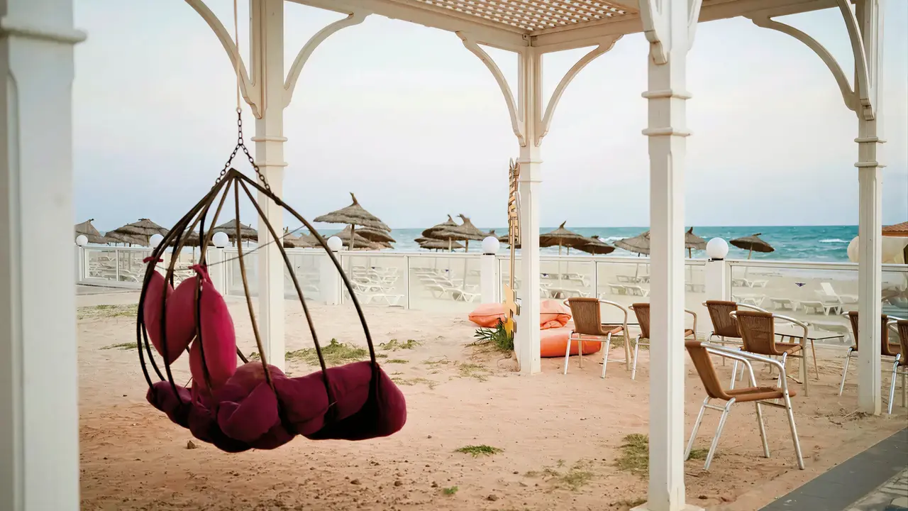 Pawilon z huśtawką na plaży w Club Calimera Yati Beach