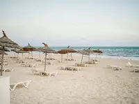 Plaża z leżakami i parasolami w Club Calimera Yati Beach