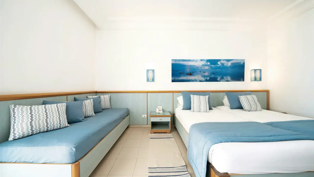 Nowoczesny pokój z łóżkami w Club Calimera Yati Beach