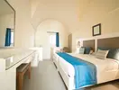 Jasny pokój z łóżkiem w Club Calimera Yati Beach