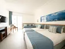 Pokój z łóżkami w hotelu Club Calimera Yati Beach