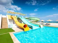 Zjeżdżalnie wodne w basenie hotelu Club Calimera Yati Beach
