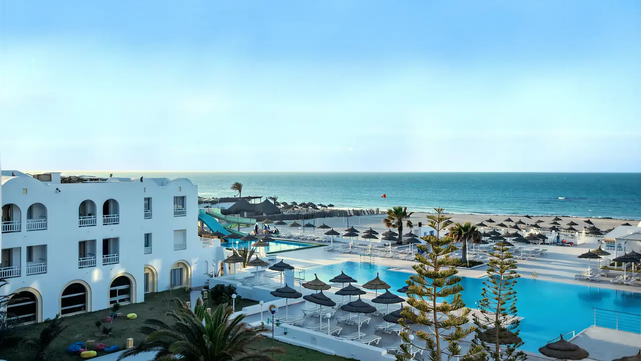 Widok na kompleks Club Calimera Yati Beach z basenami i plażą