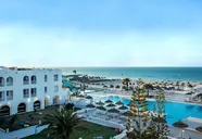 Widok na kompleks Club Calimera Yati Beach z basenami i plażą