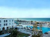 Widok na kompleks Club Calimera Yati Beach z basenami i plażą