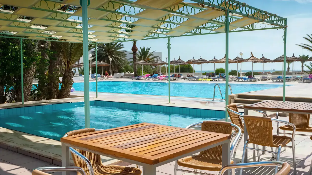 Basen i strefa wypoczynku w Club Calimera Yati Beach