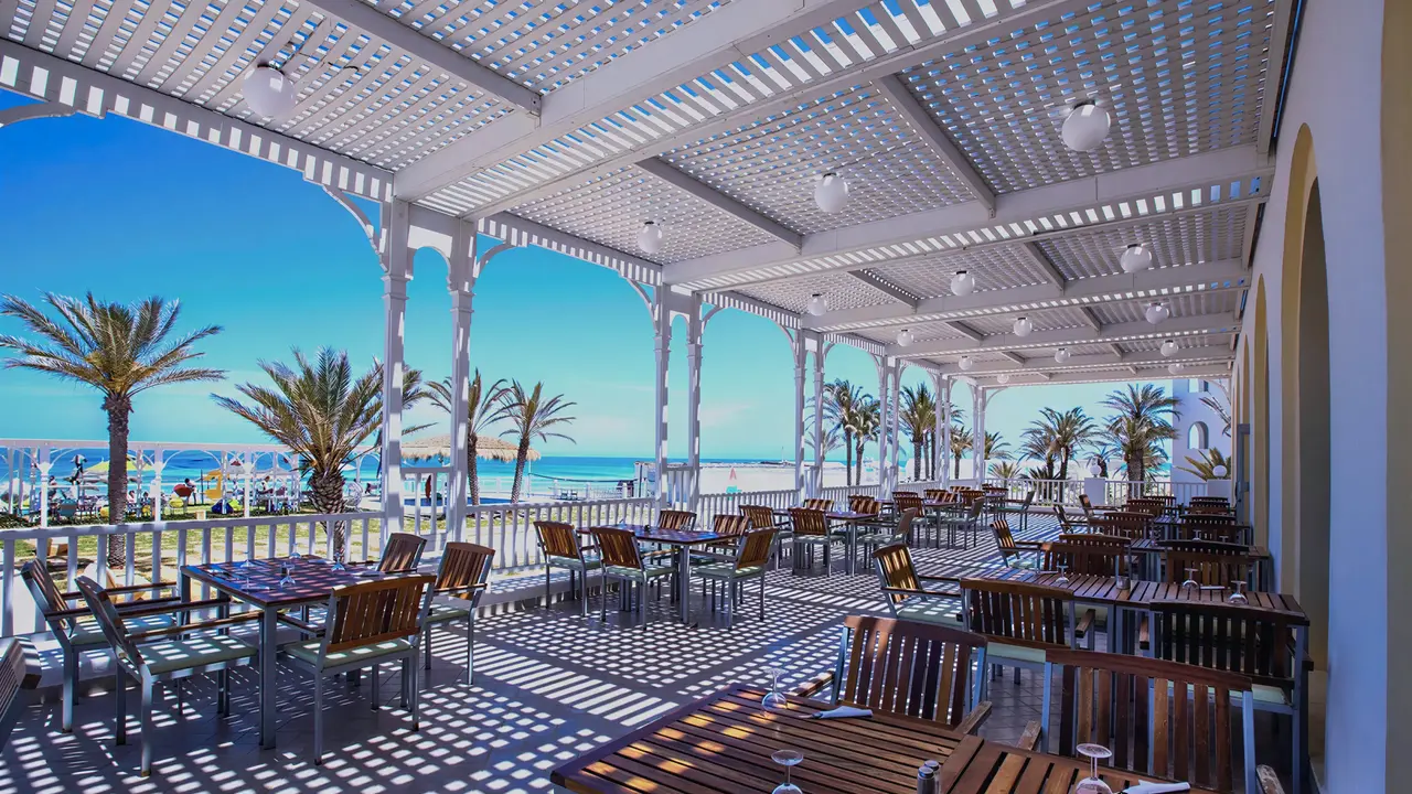 Stolik restauracyjny na tarasie w Club Calimera Yati Beach