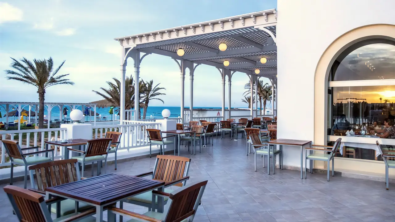Taras restauracyjny w Club Calimera Yati Beach z widokiem na morze
