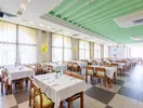 Jasna restauracja w Club Calimera Yati Beach z nakrytymi stołami