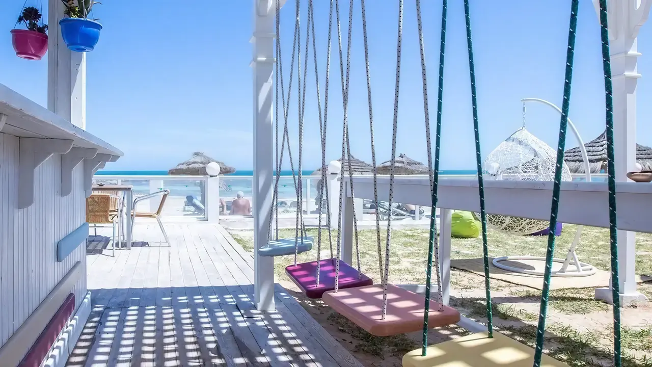 Huśtawki i widok na plażę w Club Calimera Yati Beach