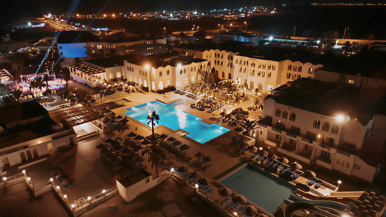 Nocny widok na kompleks Club Calimera Yati Beach z basenami