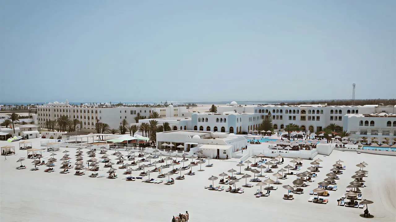 Widok na kompleks hotelowy Club Calimera Yati Beach z plażą