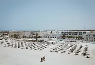 Widok na kompleks hotelowy Club Calimera Yati Beach z plażą