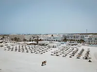Widok na kompleks hotelowy Club Calimera Yati Beach z plażą