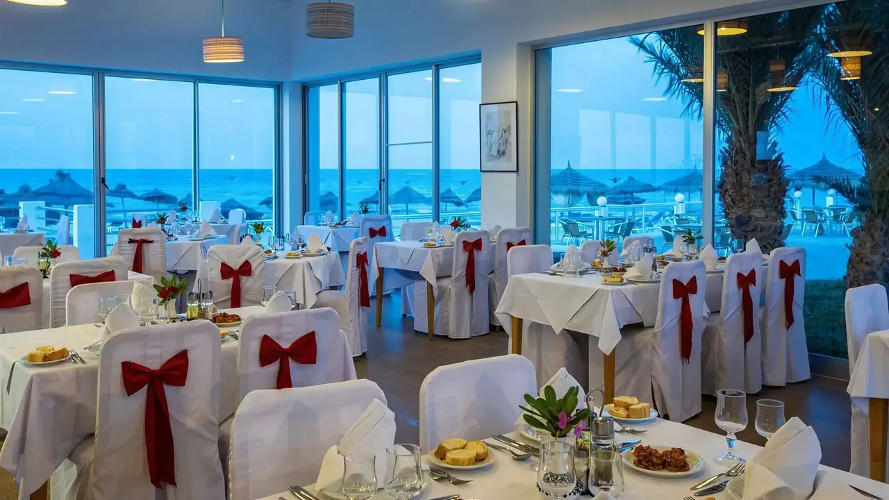 Elegancka restauracja w Club Calimera Yati Beach z widokiem na morze